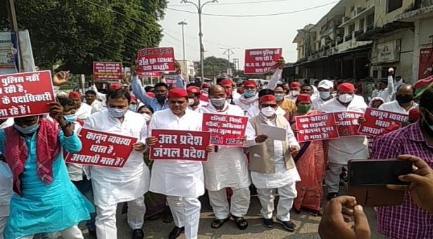 प्रदेश में अनियंत्रित अपराध की धटनाओ को लेकर समाजवादी पार्टी कार्यकर्ताओ ने राज्यपाल को भेजा ज्ञापन